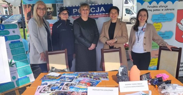 Policjantka wspólnie ze specjalistą Zespołu ds. Kadr i Szkolenia Prezydialnego z Komendy Powiatowej Policji w Golubiu-Dobrzyniu włączyli się w zorganizowane przez Starostwo Powiatowe w Golubiu-Dobrzyniu oraz Powiatową Stację Epidemiologiczną w Golubiu-Dobrzyniu obchody Światowego Dnia Zdrowia. Podczas spotkania promowali także zawód policjanta.